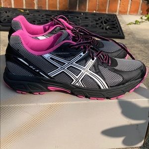 Brand new Asics size 9.5 woman’s titanium white